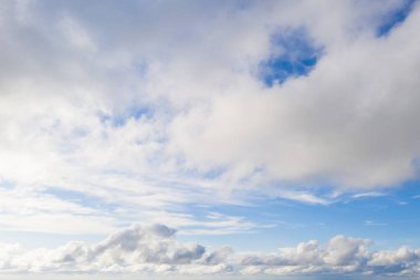Mavi gökyüzünde hava manzaralı beyaz bulutlar. İnsansız hava aracı görüntüsü. Üst hava manzarası bulutlu. Bulutların dokusu. Yukarıdan bak. Bulutların üstünde gün doğumu ya da gün batımı. Panorama bulutları