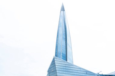 Saint-Petersburg, Rusya, 19 Temmuz 2020: Lahta 'nın çok amaçlı iş merkezi öngörüsü. Lakhta merkezi. Yeni gökdelen Lakhta Merkezi veya Gazprom Kulesi. Gökyüzü bulutlu