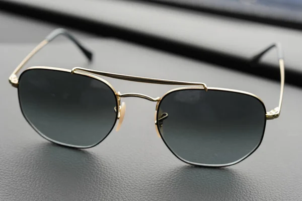 Fashionable Sunglasses Sunglasses Mirrored Lenses Leather Table Mirrored Sunglasses Reflective — Stock Photo, Image