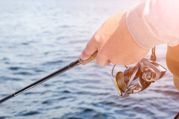 Fiska Sjön Händer Fiskare Med Fiskespö Och Rulle Makroskott Fiskespö — Stockfoto