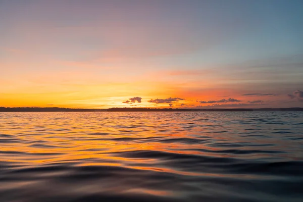 Wasseroberfläche Blick Auf Einen Sonnenuntergang Himmel Hintergrund Dramatischer Goldener Sonnenuntergang — Stockfoto