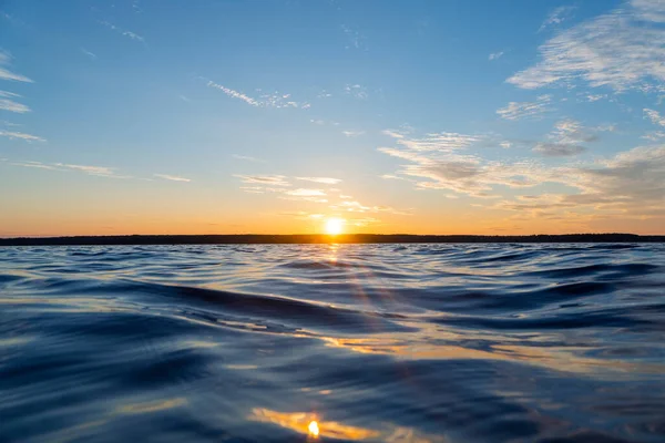 Wasseroberfläche Blick Auf Einen Sonnenuntergang Himmel Hintergrund Dramatischer Goldener Sonnenuntergang — Stockfoto