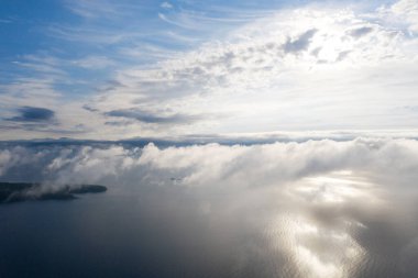 Deniz üzerindeki hava manzaralı bulutlar. İnsansız hava aracı görüntüsü. Üst hava manzarası bulutlu. Bulutların dokusu. Yukarıdan bak. Bulutların üstünde gün doğumu ya da gün batımı. Havadan okyanus arkaplanı