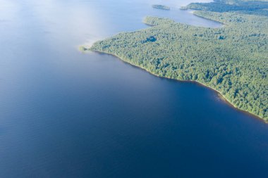 Orman ve denizin üzerindeki hava manzaralı bulutlar. İnsansız hava aracı görüntüsü. Üst hava manzarası bulutlu. Bulutların dokusu. Yukarıdan yeşil ormanı izle.