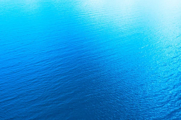 透明な海の水のテクスチャの空中ビュー 自然青の背景からの眺め 青い水の反射 青い海の波 夏の海 ドローンだ トップ表示 — ストック写真