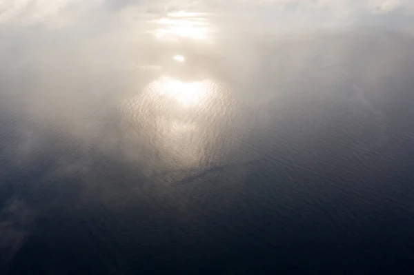 海の上の空中ビューの雲 ドローンからの眺め 空中展望雲景 雲の質感 上からの眺め 日の出や日没の雲の上 空中海の背景 — ストック写真