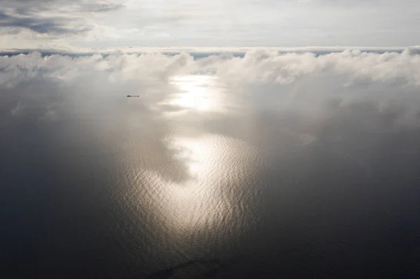 Flygfoto Moln Över Havet Med Fartyg Utsikt Från Drönaren Aerial — Stockfoto