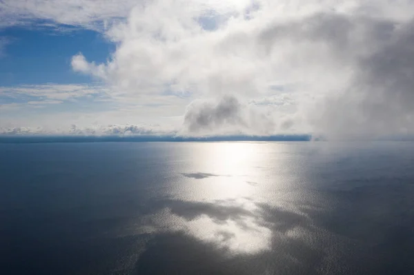 공중에서 구름이 바다를 내려다 봅니다 드론에서 해안과 해안선을 바라봐 공중에서 — 스톡 사진