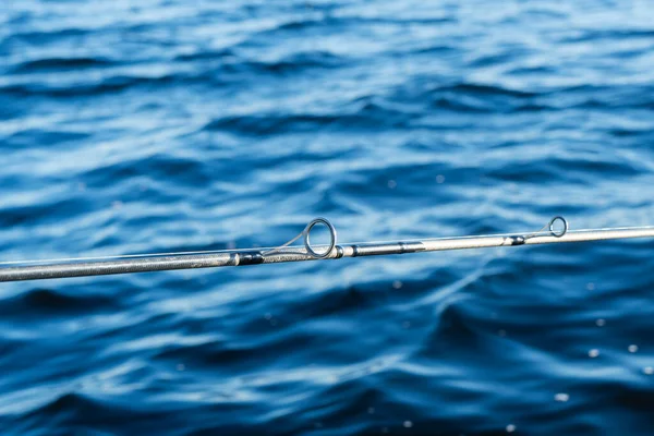 Rybářský Prut Otáčí Lanem Zblízka Rybářský Prut Nad Modrým Oceánem — Stock fotografie