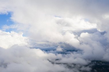 Mavi gökyüzünde hava manzaralı beyaz bulutlar. İnsansız hava aracı görüntüsü. Havadan görünüşlü bulut dokusu. Bulutların dokusu. Yukarıdan bak. Panorama bulutları arkaplanı