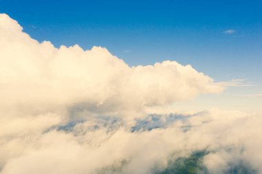 Mavi gökyüzünde hava manzaralı beyaz bulutlar. İnsansız hava aracı görüntüsü. Havadan görünüşlü bulut dokusu. Bulutların dokusu. Yukarıdan bak. Panorama bulutları arkaplanı
