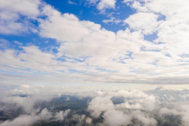 Orman ve göl üzerindeki hava manzaralı bulutlar. İnsansız hava aracı görüntüsü. Üst hava manzarası bulutlu. Bulutların dokusu. Yukarıdan yeşil ormanı izle.