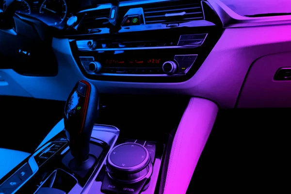 ブルーとピンクのトーンでモダンな高級車の白い革のインテリア ステッチで革の車のシートの詳細の一部 ダッシュボード付きのインテリア 白い穿孔革 車の詳細 — ストック写真