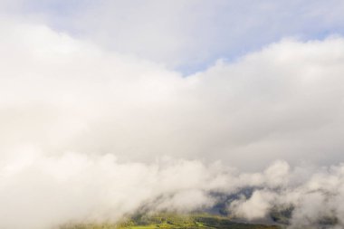 Orman ve göl üzerindeki hava manzaralı bulutlar. İnsansız hava aracı görüntüsü. Üst hava manzarası bulutlu. Bulutların dokusu. Beyaz bulutlarla kaplı yeşil ormanı yukarıdan izle