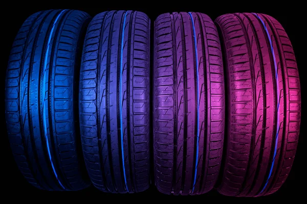Студійний Знімок Набору Літніх Автомобільних Шин Рожевих Синіх Тонах Шиномонтажний — стокове фото