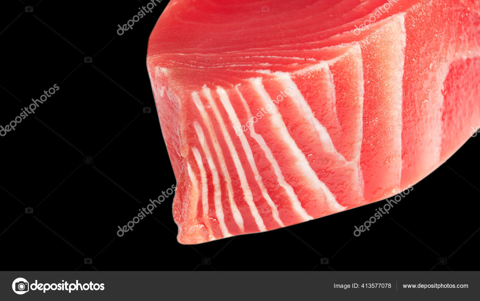 黄鳍金枪鱼牛排在黑色背景上隔离新鲜的稀有的用黑色隔开的金枪鱼牛排生黄鳍金枪鱼片纹理背景新鲜的金枪鱼肉金枪鱼肉片概览英文版