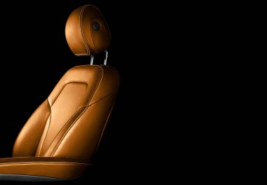 Modern lüks araba kahverengi deri iç döşeme. Turuncu deri koltuk detayları ve beyaz dikişler. Prestij arabasının içi. Rahat delinmiş deri koltuklar. Delinmiş deri.. 