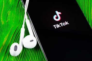 Helsinki, Finlandiya, 4 Mayıs 2019: Apple iPhone X ekranında Tik Tok uygulama simgesi. Tik Tok simgesi. Tik tok uygulaması. Tiktok Sosyal medya ağı. Sosyal ortam simgesi