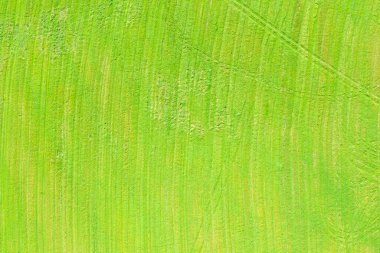 Tarımın yeşil alanının havadan görünüşü. Tarla sürdüm. Hava görüntüsü. Tarım arazisi. Kırsal manzara üst görünümü.