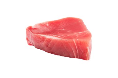 Beyaz arka planda izole edilmiş sarı yüzgeçli ton balığı bifteği. Beyaza izole edilmiş taze ton balığı bifteği. Çiğ sarı yüzgeçli ton balığı filetosu. Arka planda taze ton balığı eti. Dilimlenmiş ton balığının üst görüntüsü.