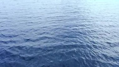 Kristal berrak deniz suyu dokusunun hava görüntüsü. Doğal mavi arkaplandan görüntüyü al. Turkuaz dalgalı su yansıması tropik plajda. Mavi okyanus dalgası. Yaz denizi. Üst Manzara. Dalgalar hareket halinde