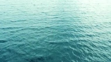 Kristal berrak deniz suyu dokusunun hava görüntüsü. Doğal mavi arkaplandan görüntüyü al. Turkuaz dalgalı su yansıması tropik plajda. Mavi okyanus dalgası. Yaz denizi. Üst Manzara. Dalgalar hareket halinde