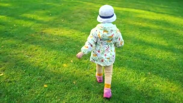 Солодка Мила Дівчинка Біжить Саду Повільному Русі Повільний Рух Біжить — стокове відео