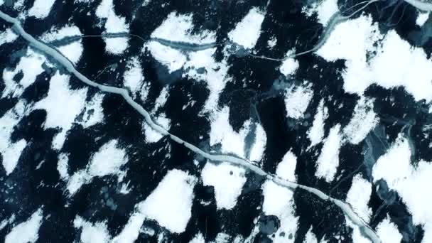 Udara Terbang Atas Permukaan Danau Beku Pola Udara Salju Danau — Stok Video