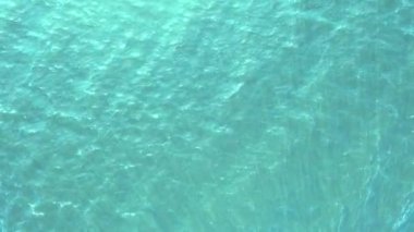 Kristal berrak deniz suyu dokusunun hava görüntüsü. Doğal mavi arkaplandan görüntüyü al. Turkuaz dalgalı su yansıması tropik plajda. Mavi okyanus dalgası. Yaz denizi. Üst Manzara. Dalgalar hareket halinde