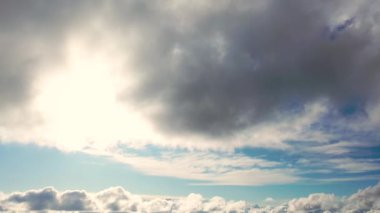 Zaman hızlandırılmış hava görüntüsü gökyüzünde hareket halinde olan bulutlar. Güneş doğarken ya da batarken mavi gökyüzünde beyaz bulutlar. Üst hava manzarası bulutlu. Bulutların dokusu. Panoramik manzara. Hızlı oynat