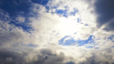 Zaman hızlandırılmış hava görüntüsü gökyüzünde hareket halinde olan bulutlar. Güneş doğarken ya da batarken mavi gökyüzünde beyaz bulutlar. Üst hava manzarası bulutlu. Bulutların dokusu. Panoramik manzara. Hızlı oynat
