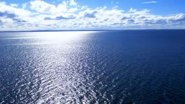 蓝色海水背景的空中景观和阳光反射 空中飞行无人机的景象 浪涌水面 飞过大海 空中海洋景观 头顶在海面上飞翔 — 图库视频影像