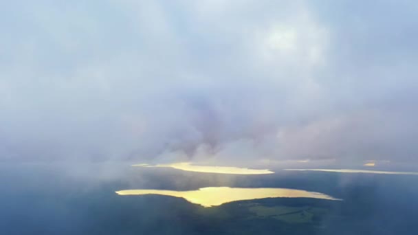 Αεροφωτογραφία Τρέχει Σύννεφα Πάνω Από Πράσινο Δάσος Time Lapse White — Αρχείο Βίντεο