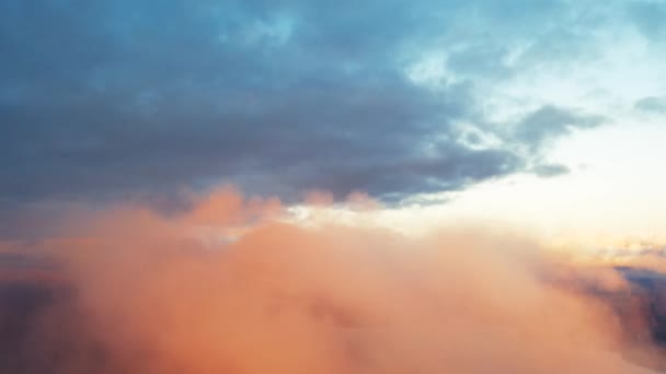 時間は日没時に雲の背景と美しいオレンジ色の空を失効します 青空と白い雲のタイムラプス 移動中の雲の中を飛行 雲の質感 パノラマビュー 雲の動き — ストック動画