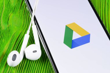 Helsinki, Finlandiya, 4 Mayıs 2019: Apple iPhone X ekranında Google Drive uygulama simgesi. Google sürücü simgesi. Google Drive uygulaması. Sosyal medya ağı