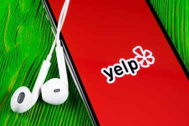 Helsinki, Finlandiya, 4 Mayıs 2019: Apple iPhone X ekranında Yelp uygulama simgesi. Yelp uygulama simgesi. Yelp.com uygulaması. Sosyal ağ. Sosyal medya