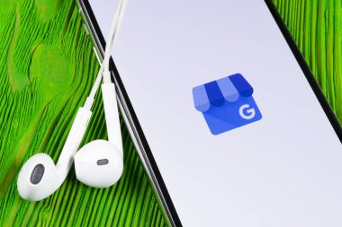 Helsinki, Finlandiya, 4 Mayıs 2019: Apple iPhone X ekranındaki Google My Business uygulama simgesi. Google My Business simgesi. İş başvurumu Google 'da ara. Sosyal medya ağı