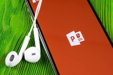Helsinki, Finlandiya, 4 Mayıs 2019: Apple iPhone X ekranında Microsoft ofis Powerpoint uygulama simgesi. PowerPoint uygulama simgesi. Microsoft Power Point uygulaması. Sosyal medya ağı