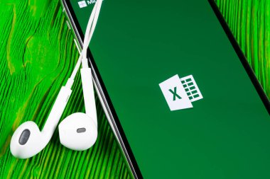 Helsinki, Finlandiya, 4 Mayıs 2019: Apple iPhone X ekranında Microsoft Excel uygulama simgesi. Microsoft ofis Excel uygulama simgesi. Microsoft ofisinden cep telefonuna. Sosyal medya