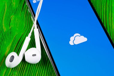 Helsinki, Finlandiya, 4 Mayıs 2019: Apple iPhone X ekranında Microsoft OneDrive uygulama simgesi. Microsoft bir sürücü uygulama simgesi. Microsoft ofis OneDrive uygulaması. Sosyal medya ağı