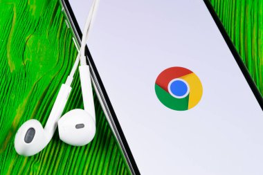 Helsinki, Finlandiya, 4 Mayıs 2019: Apple iPhone X ekranında Google Chrome uygulama simgesi. Google Chrome uygulama simgesi. Google Krom uygulaması. Sosyal medya ağı
