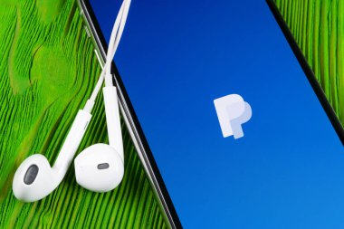 Helsinki, Finlandiya, 4 Mayıs 2019: Apple iPhone X akıllı telefon ekranında PayPal uygulama simgesi. PayPal uygulama simgesi. PayPal bir çevrimiçi elektronik finans ödeme sistemidir..