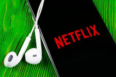Helsinki, Finlandiya, 4 Mayıs 2019: Apple iPhone X ekranında Netflix uygulama simgesi. Netflix uygulama simgesi. Netflix uygulaması. Sosyal medya ağı