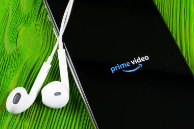 Helsinki, Finlandiya, 4 Mayıs 2019: Apple iPhone X ekranında Amazon Prime Video uygulama simgesi. Amazon PrimeVideo uygulama simgesi. Amazon Prime uygulaması. Sosyal medya ağı