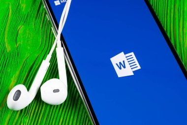 Helsinki, Finlandiya, 4 Mayıs 2019: Apple iPhone X ekranında Microsoft Word uygulama simgesi. Microsoft ofis kelime ikonu. Microsoft ofisinden cep telefonuna. Sosyal medya