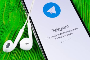 Helsinki, Finlandiya, 4 Mayıs 2019: Apple iPhone X ekranında Telegram uygulama simgesi. Telgraf uygulaması simgesi. Telegram bir çevrimiçi sosyal medya ağıdır. Sosyal medya uygulaması