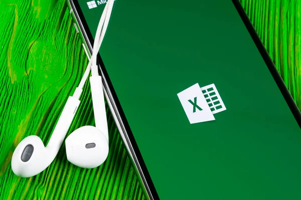 Helsinki, Finlandiya, 4 Mayıs 2019: Apple iPhone X ekranında Microsoft Excel uygulama simgesi. Microsoft ofis Excel uygulama simgesi. Microsoft ofisinden cep telefonuna. Sosyal medya