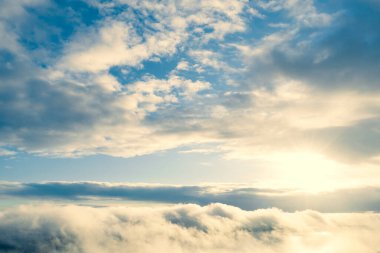 Orman ve göl üzerindeki hava manzaralı bulutlar. İnsansız hava aracı görüntüsü. Hava manzarası bulutlu. Bulutların dokusu. Yukarıdan görüntüle.