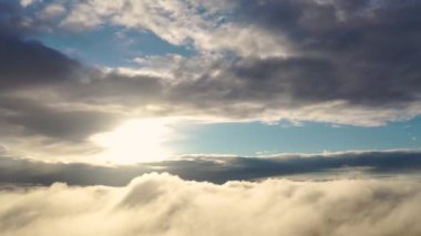Bulutlarla kaplı güzel mavi gökyüzü. Mavi gökyüzü ile beyaz bulutların zamanı. Hareket eden bulutların arasından uçmak. Bulutların dokusu. Panoramik manzara. Bulutlar hareket halinde