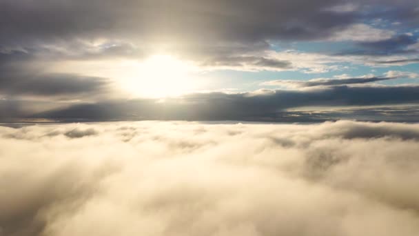 空中的景色从云端升到空中 日出或日落时 空中观察蓝天中的白云 空中的云雾 云彩的结构 全景全景 云彩飘扬 — 图库视频影像